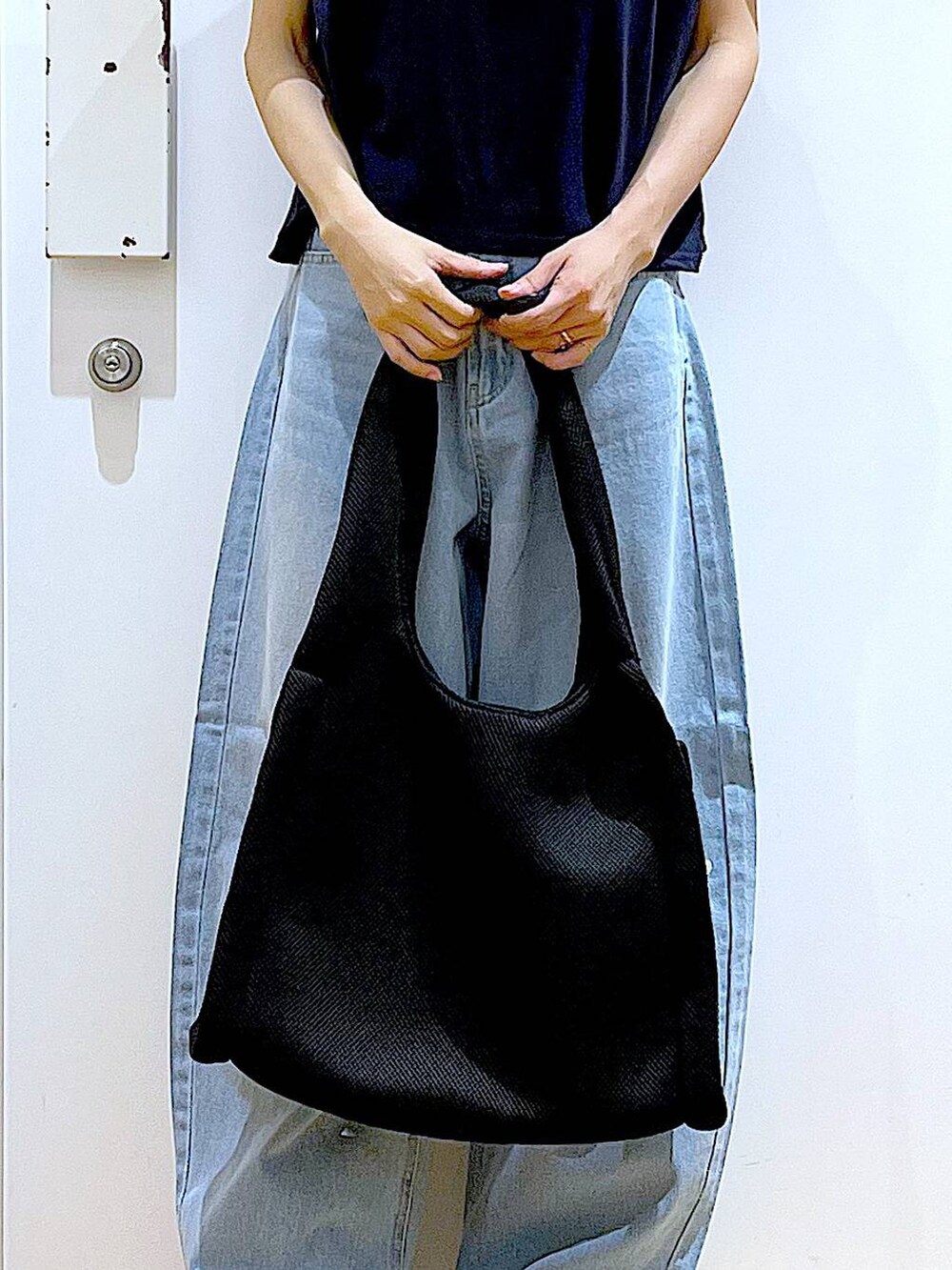 ブラック系のショルダーバッグ、その他のパンプス、ブルー系のデニムパンツを着用したレディースの夏コーディネートの9枚目の写真