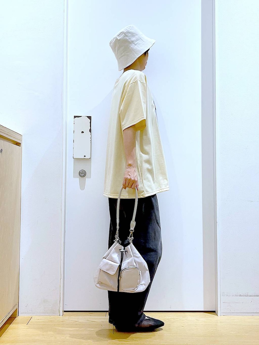 「リラックス、若見え、ゆったり、休日コーデ、骨格ウェーブ、LAKOLE、デニムパンツ、カジュアルコーデ、Tシャツ、巾着バッグ、ショルダーバッグ、おでかけ、ハット、夏コーデ、シンプルコーデ」｜「LAKOLEのカーブデニムパンツ / 134482（デニムパンツ、ブラック系）」を使った、あおき@LAKOLE海老名さん（レディース・156cm）の夏コーディネートの4枚目の写真