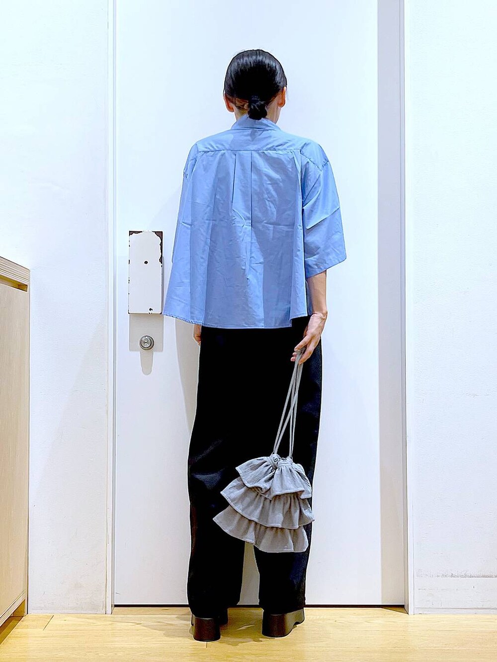 ブラック系のサンダル、ブラック系のその他パンツ、グレー系のショルダーバッグを着用したレディースの夏コーディネートの5枚目の写真