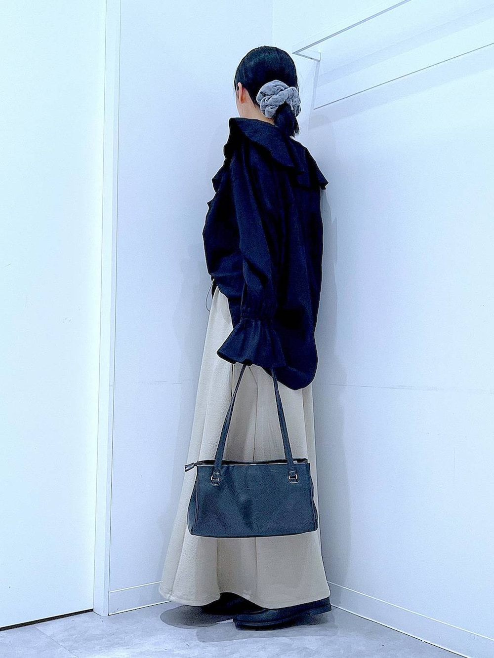 ブラック系のハンドバッグ、ブラック系のローファー、ブラック系のシャツ/ブラウスを着用したレディースの春コーディネートの3枚目の写真