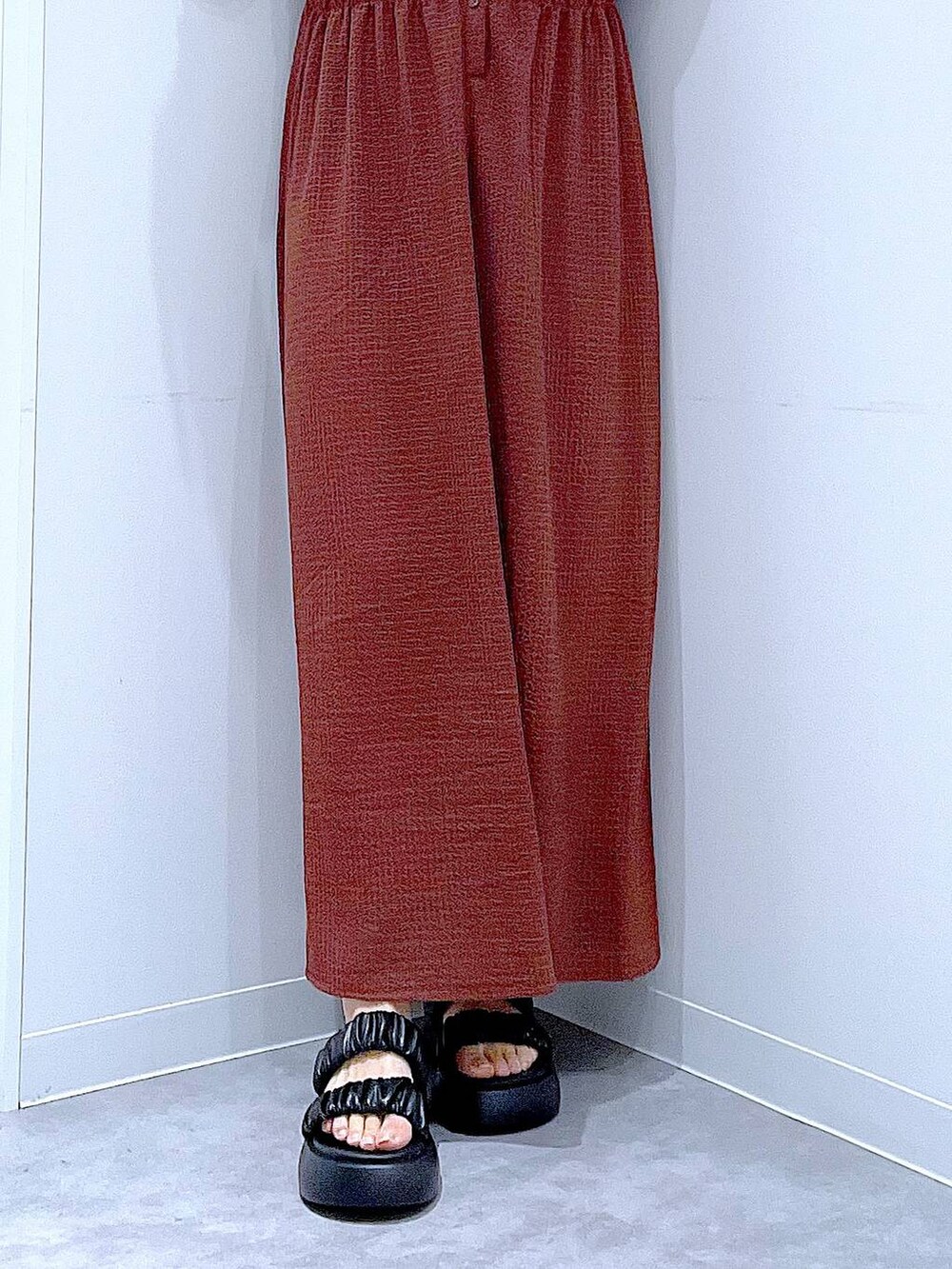 ブラック系のサンダル、ホワイト系のショルダーバッグ、ブラウン系のワンピースを着用したレディースの夏コーディネートの8枚目の写真