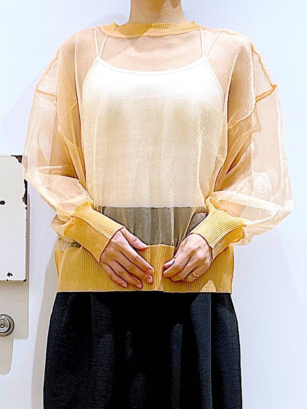 ブラック系のサンダル、オレンジ系のカーディガン/ボレロ、ベージュ系のショルダーバッグを着用したレディースの夏コーディネートの7枚目の写真