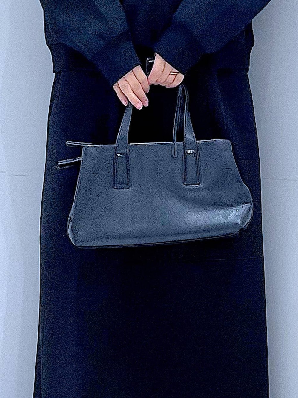 ブラック系のボストンバッグ、ブラック系のスウェット、ブラック系のスカートを着用したレディースの春コーディネートの9枚目の写真