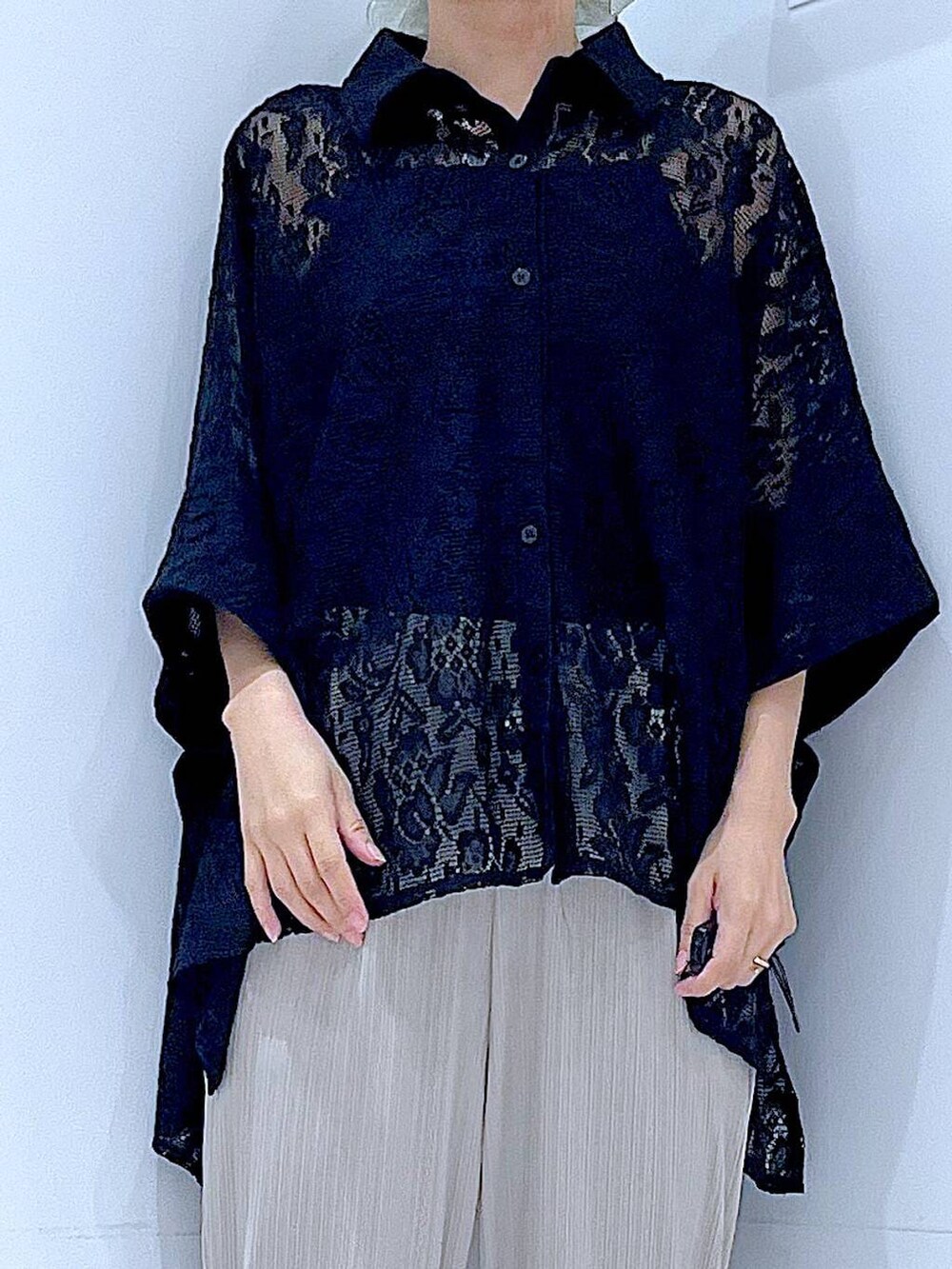 ベージュ系のその他パンツ、その他のショルダーバッグ、ブラック系のサンダルを着用したレディースの夏コーディネートの7枚目の写真
