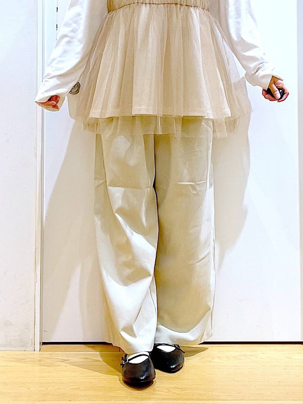 ブラック系のショルダーバッグ、ブラック系のパンプス、ベージュ系のその他パンツを着用したレディースの秋コーディネートの8枚目の写真