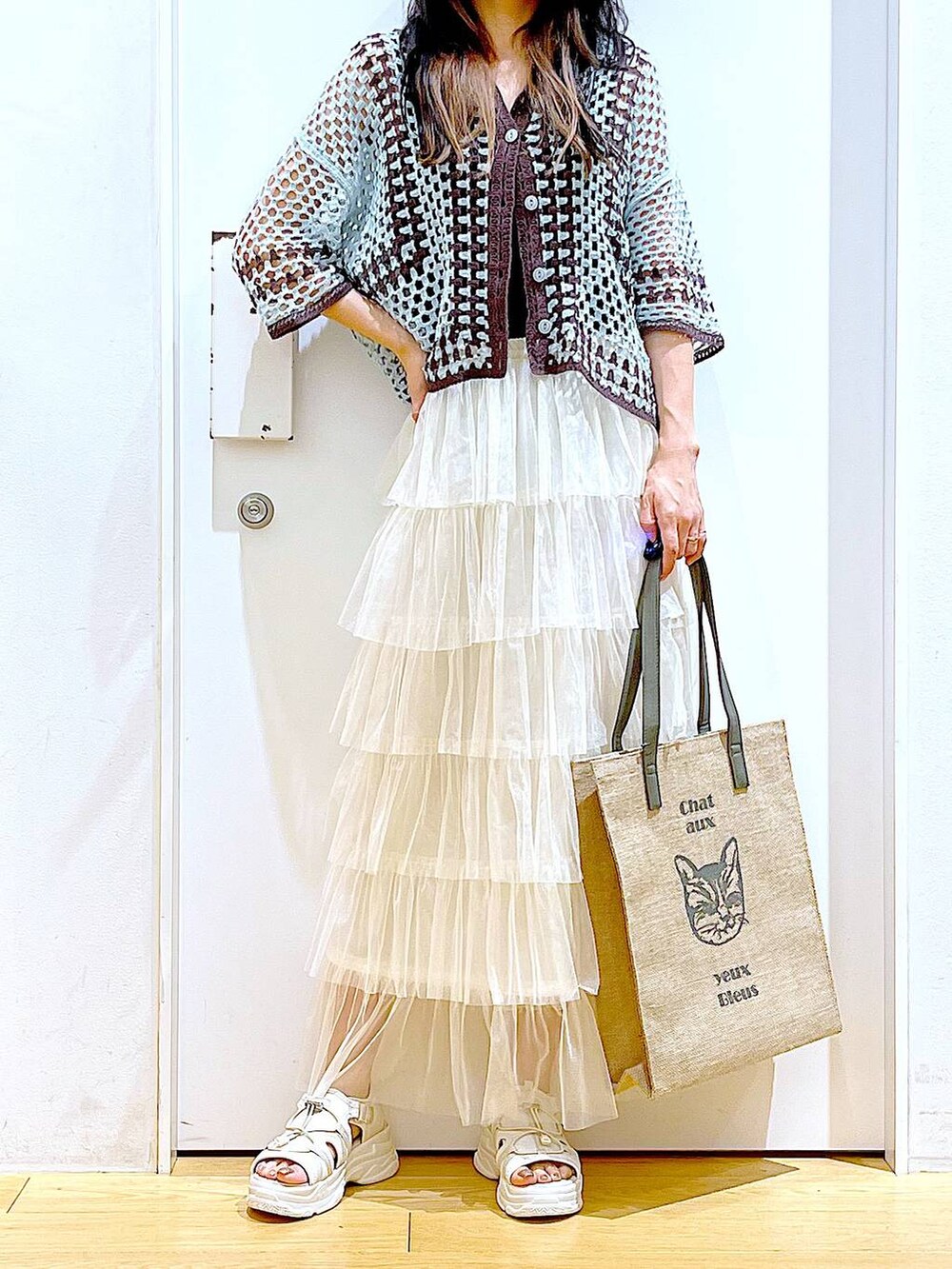 ホワイト系のサンダル、グリーン系のカーディガン/ボレロ、グレー系のトートバッグを着用したレディースの夏コーディネートの6枚目の写真