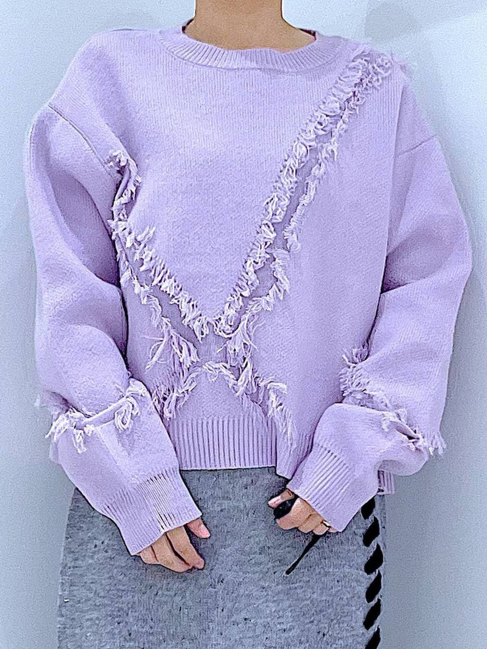 ブラック系のボストンバッグ、グレー系のスカート、ブラック系のブーツを着用したレディースの冬コーディネートの7枚目の写真