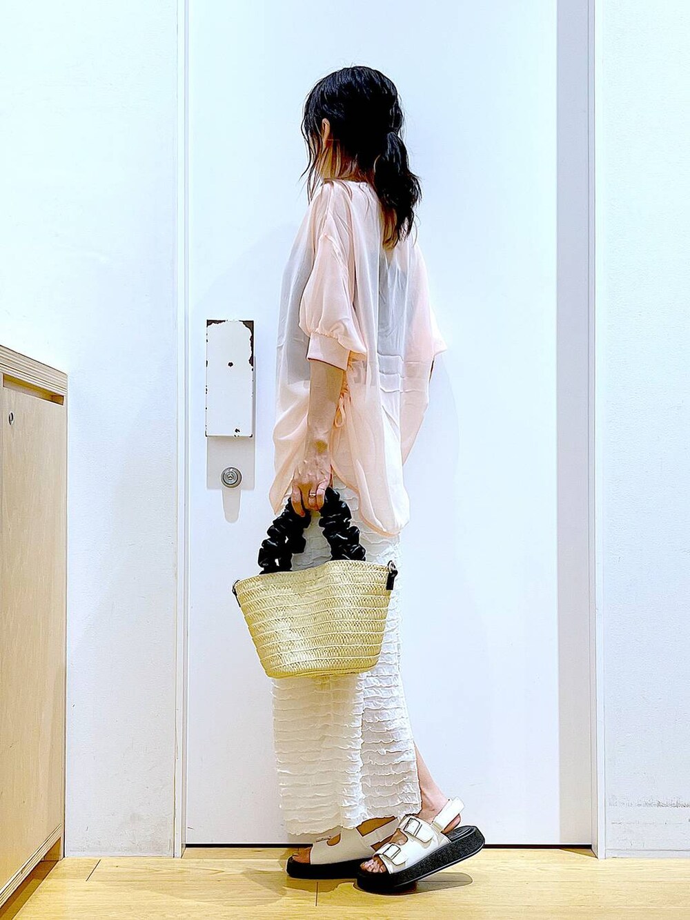 ホワイト系のサンダル、ホワイト系のショルダーバッグ、ホワイト系のスカートを着用したレディースの夏コーディネートの3枚目の写真