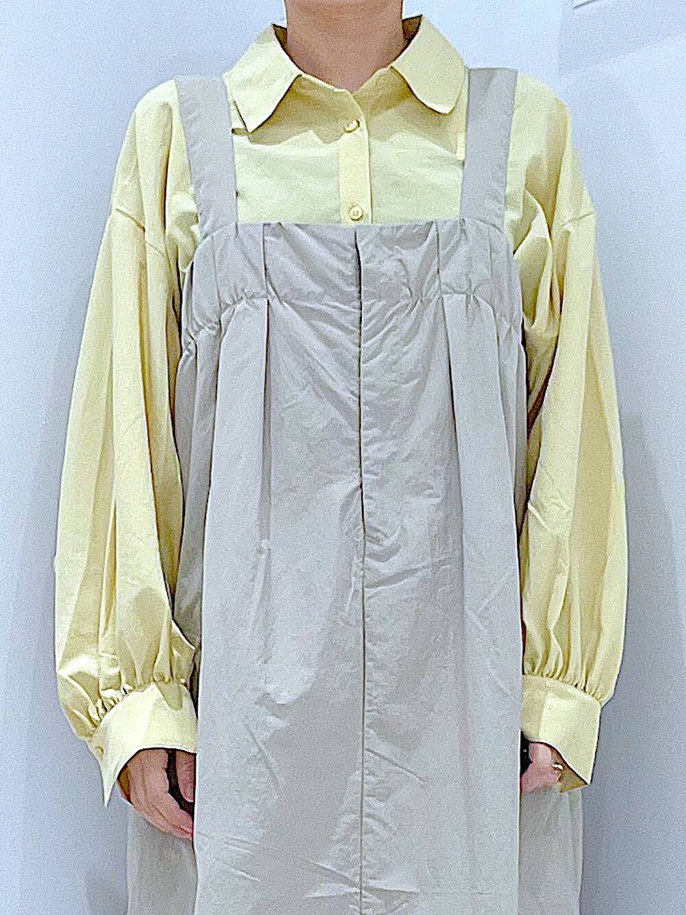 ホワイト系のローファー、ホワイト系のショルダーバッグ、グレー系のワンピースを着用したレディースの秋コーディネートの7枚目の写真