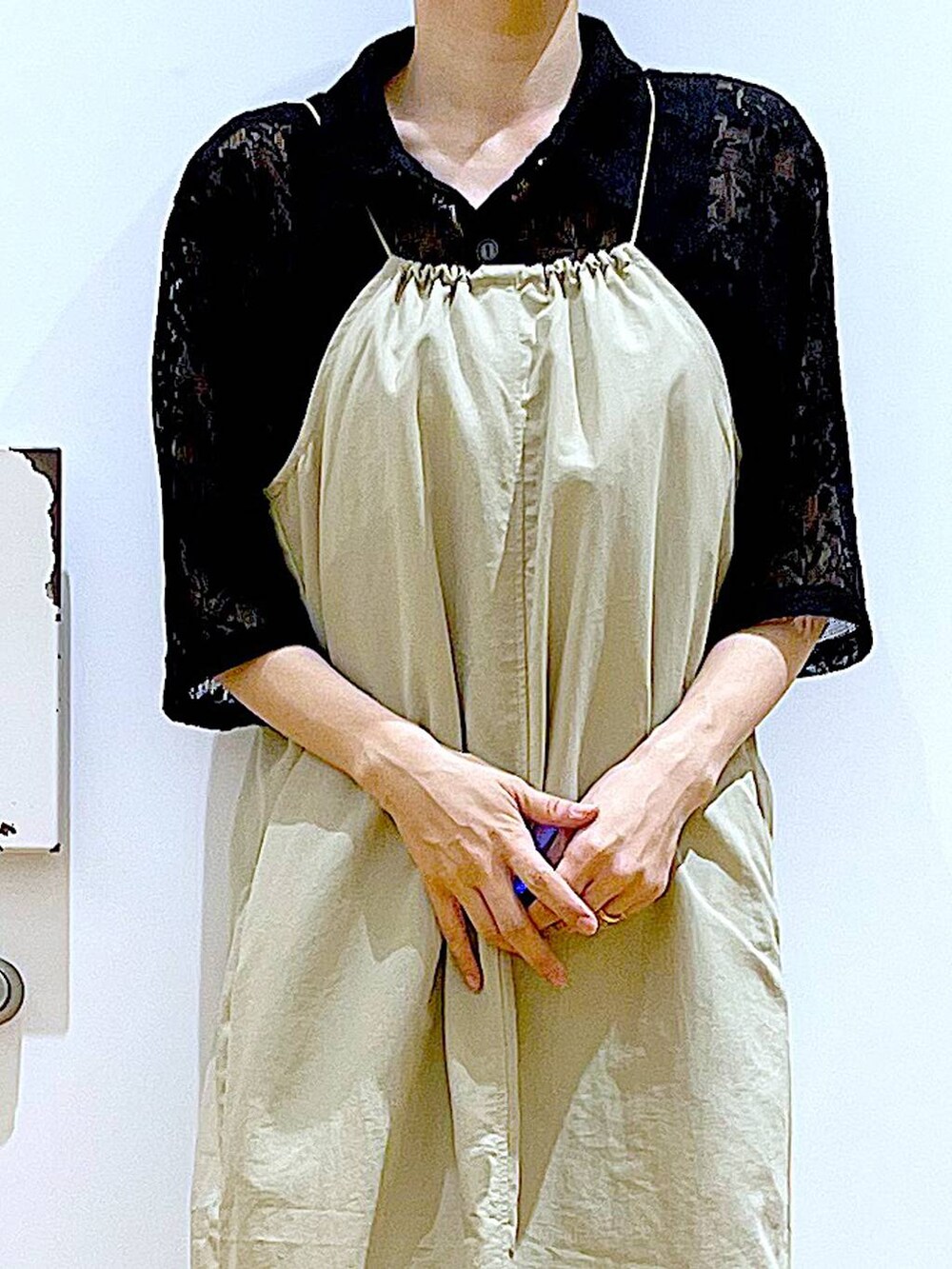 ベージュ系のワンピース、ブラック系のシャツ/ブラウス、ブラック系のパンプスを着用したレディースの春コーディネートの7枚目の写真