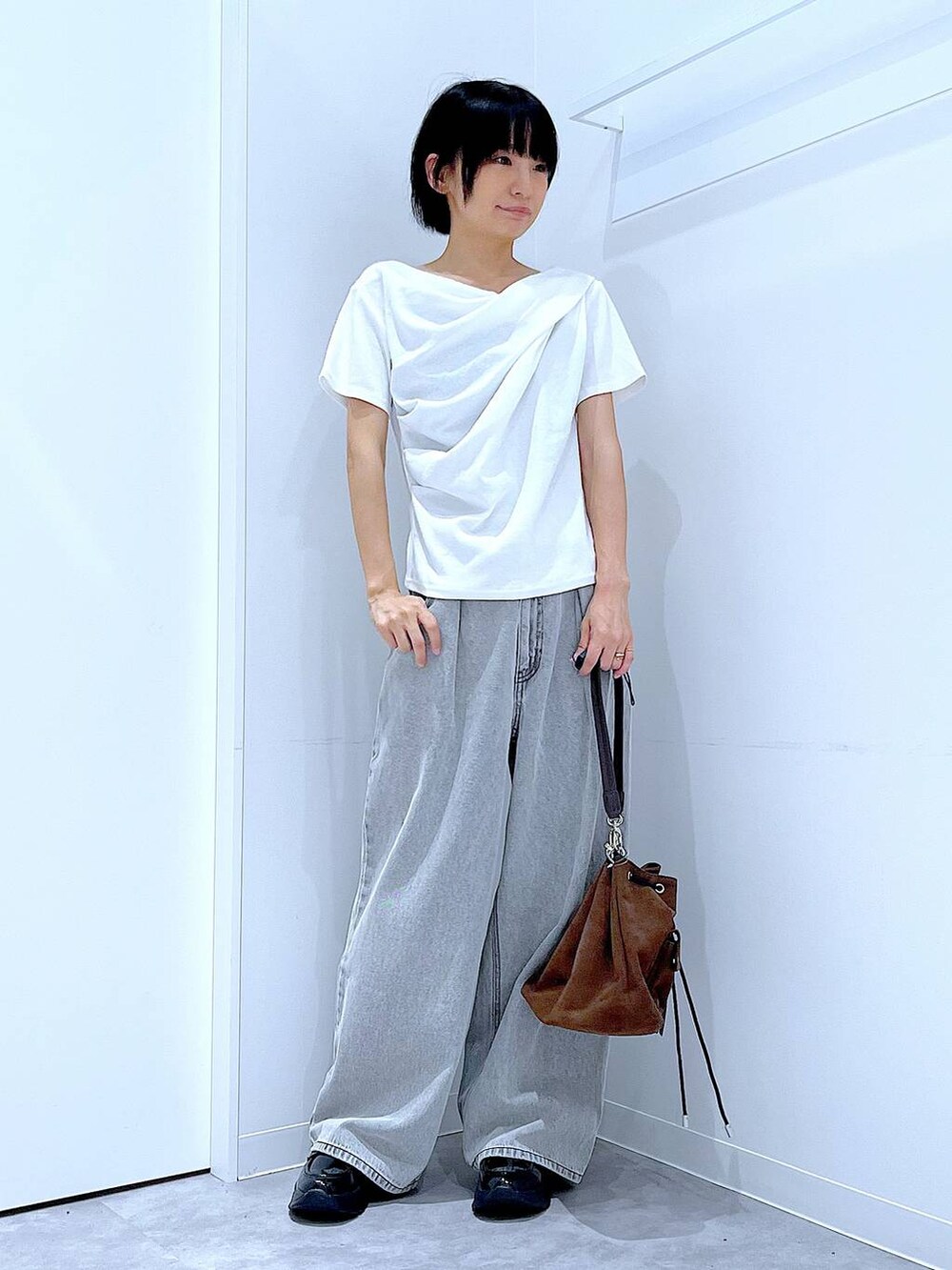 ブラック系のローファー、ブラウン系のショルダーバッグ、ホワイト系のTシャツ/カットソーを着用したレディースの秋コーディネートの2枚目の写真