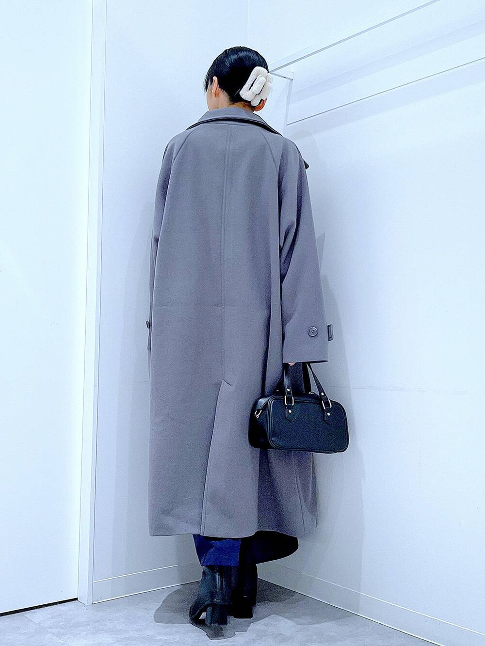 グレー系のその他アウター、ホワイト系のニット/セーター、ブルー系のスカートを着用したレディースの秋コーディネートの5枚目の写真