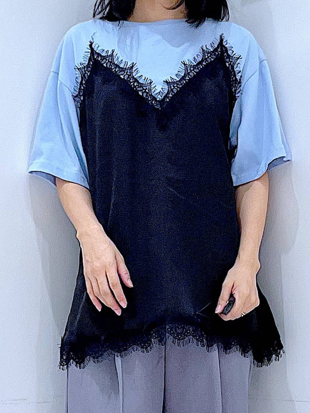 ブルー系のTシャツ/カットソー、ブラック系のハンドバッグ、ブラック系のその他シューズを着用したレディースの秋コーディネートの7枚目の写真