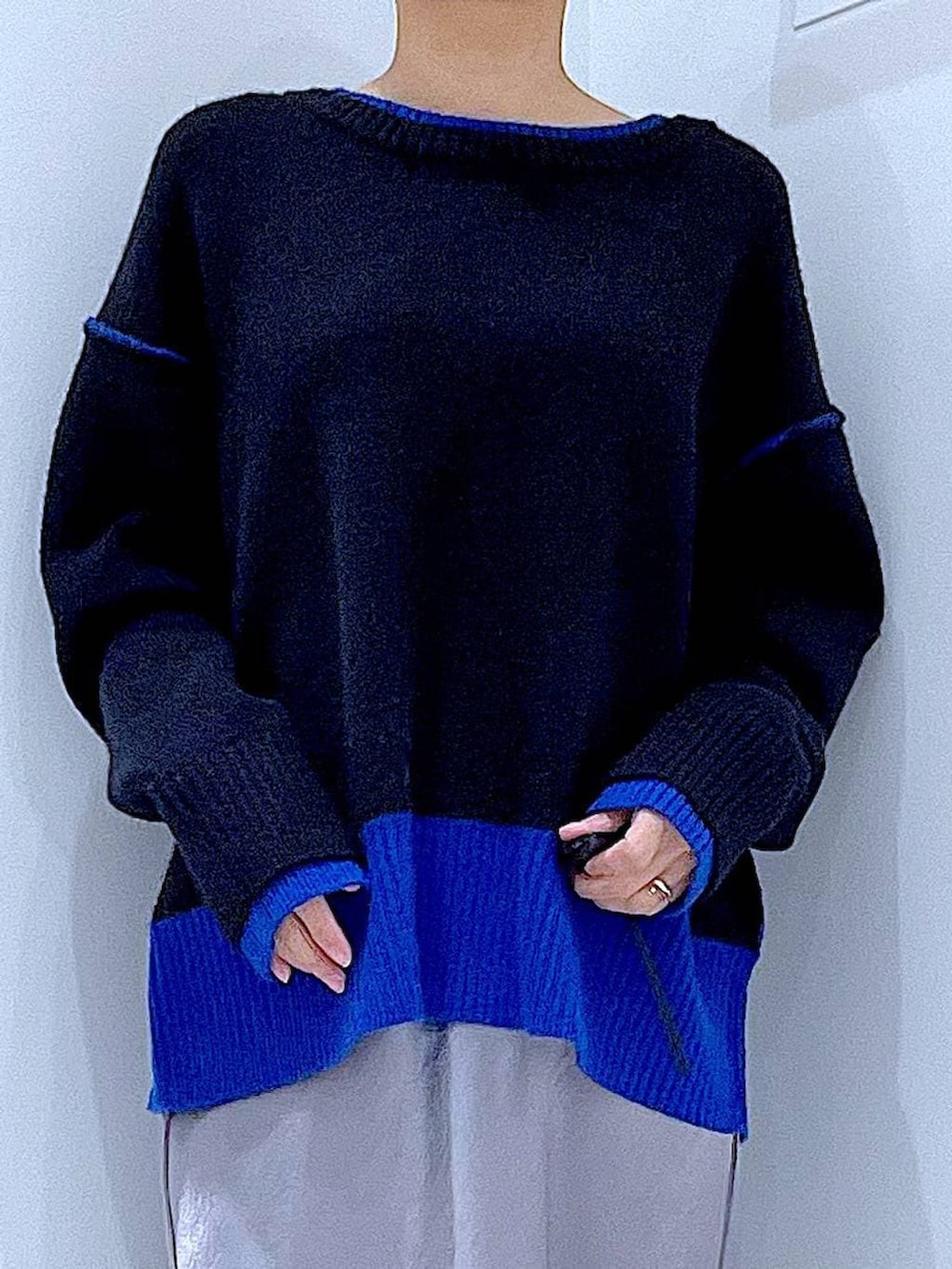 ブラック系のショルダーバッグ、ブラック系のブーツ、ブラック系のニット/セーターを着用したレディースの冬コーディネートの7枚目の写真