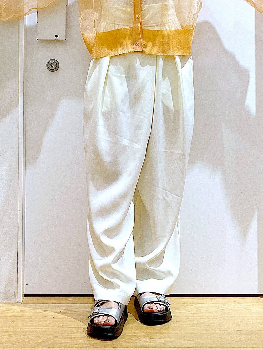 ホワイト系のショルダーバッグ、ホワイト系のその他パンツ、シルバー系のサンダルを着用したレディースの夏コーディネートの8枚目の写真