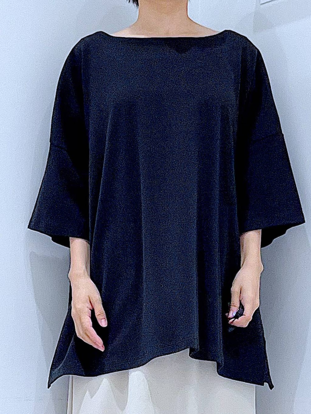 ブラック系のサンダル、ベージュ系のスカート、ホワイト系のショルダーバッグを着用したレディースの夏コーディネートの7枚目の写真