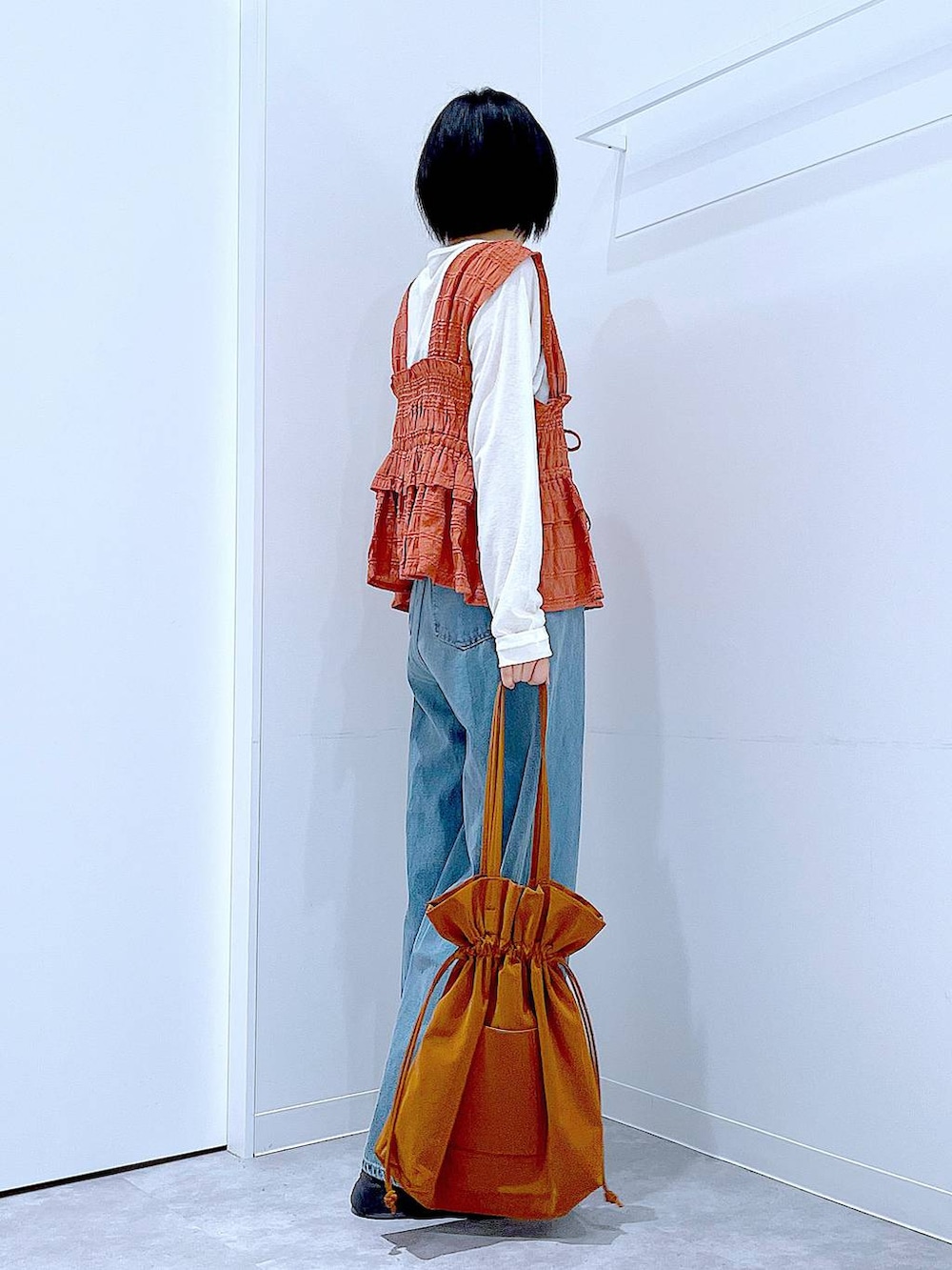 ホワイト系のTシャツ/カットソー、ブラック系のローファー、ブラウン系のトートバッグを着用したレディースの秋コーディネートの4枚目の写真