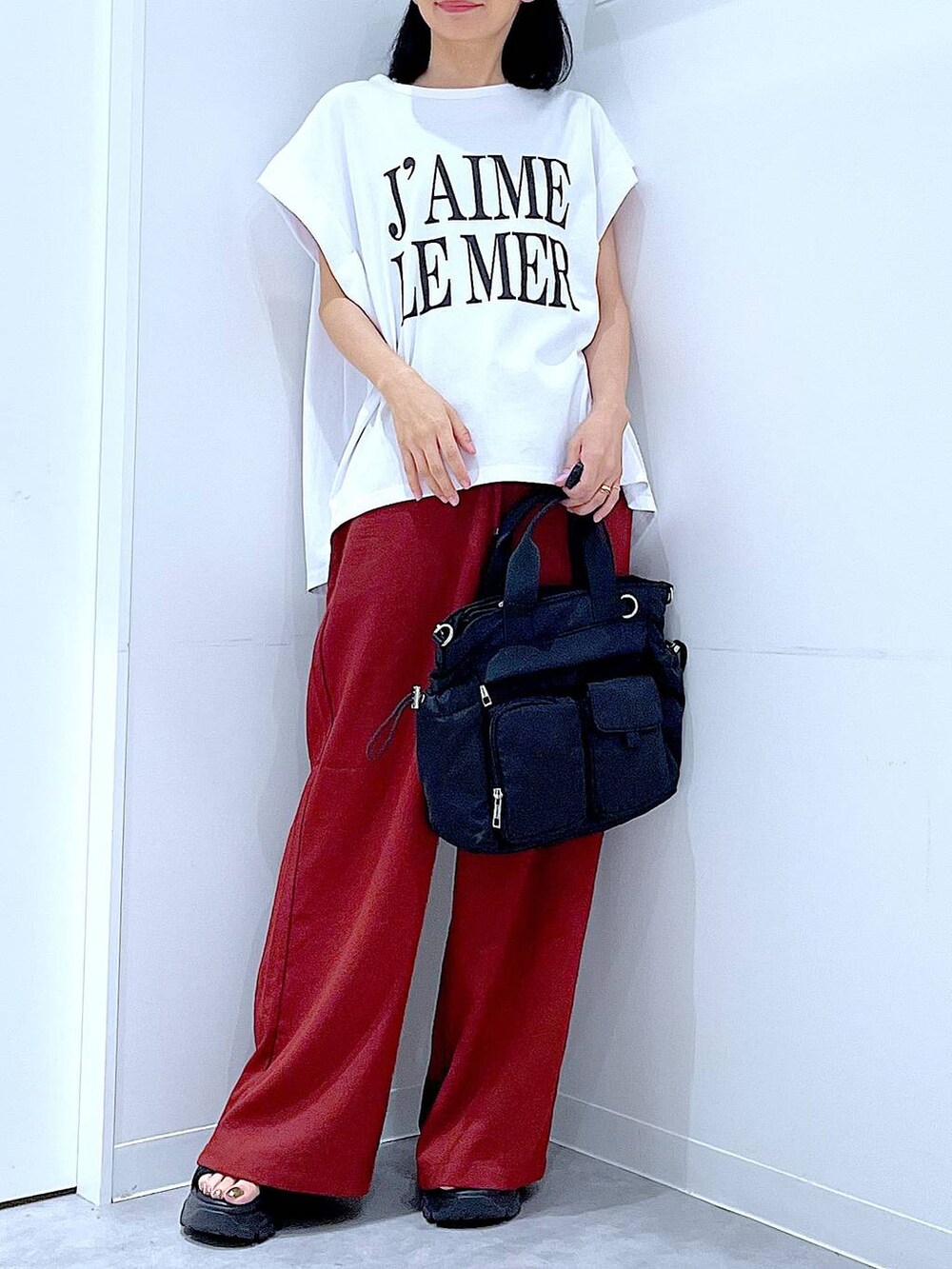 ホワイト系のTシャツ/カットソー、ブラック系のトートバッグ、ブラウン系のその他パンツを着用したレディースの夏コーディネートの6枚目の写真