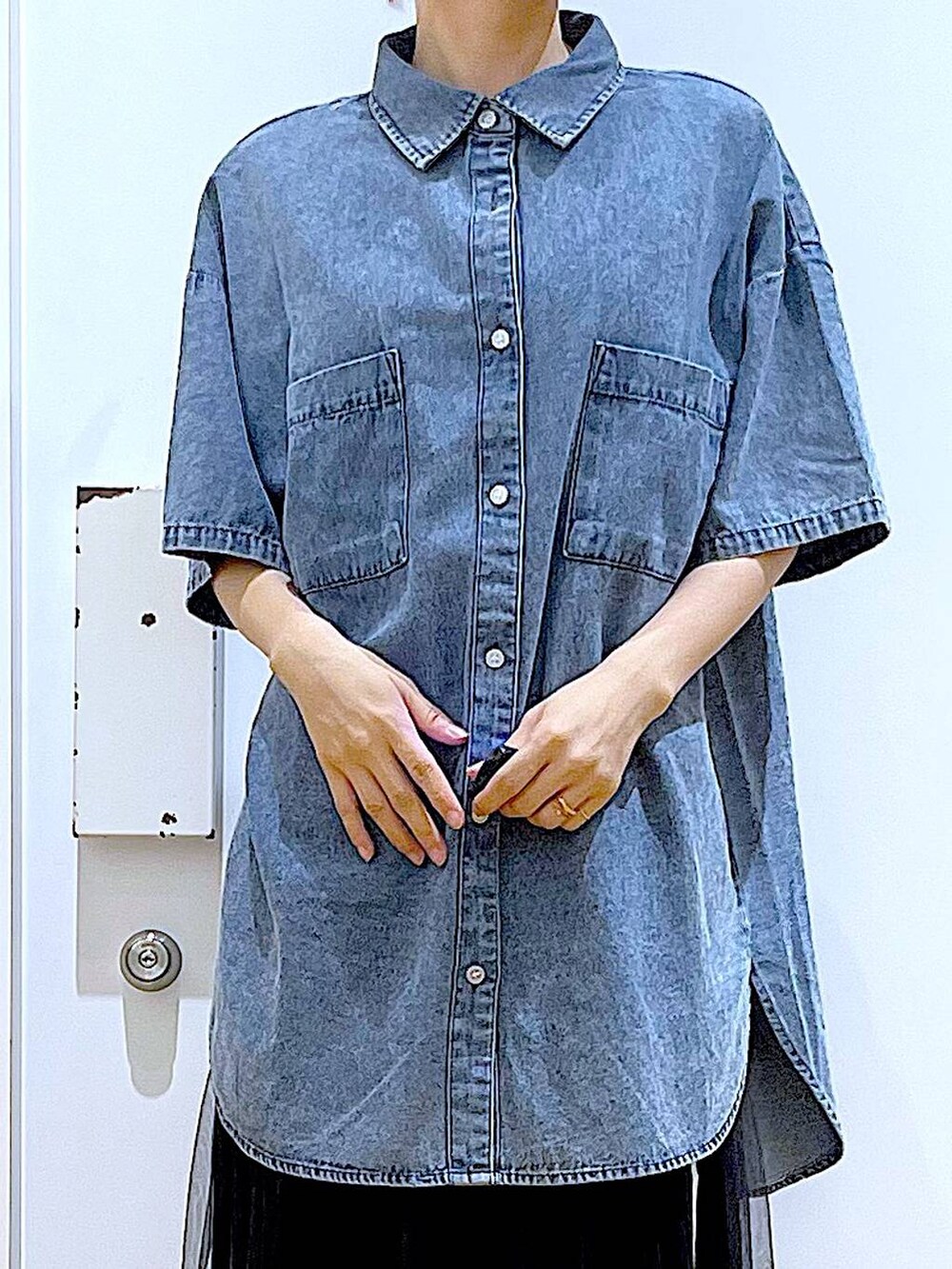 ブラック系のサンダル、ブラック系のショルダーバッグ、ブルー系のシャツ/ブラウスを着用したレディースの夏コーディネートの7枚目の写真