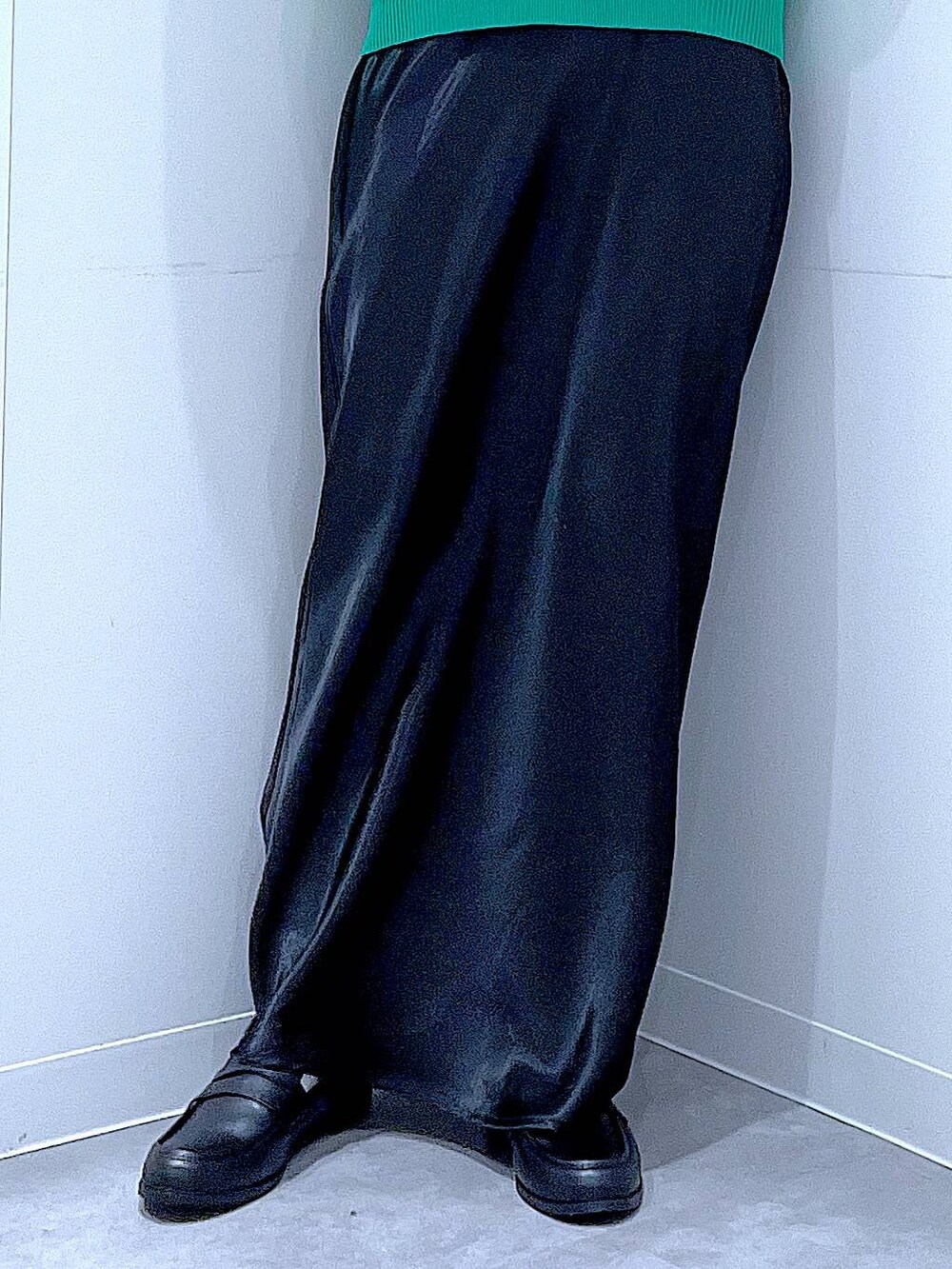 ブラック系のTシャツ/カットソー、ホワイト系のショルダーバッグ、グリーン系のニット/セーターを着用したレディースの春コーディネートの8枚目の写真