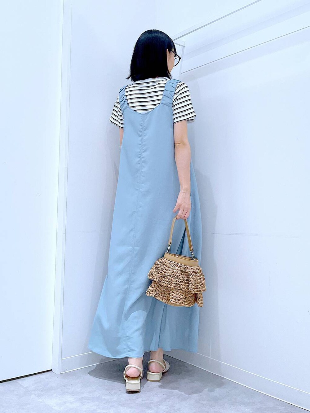 ベージュ系のショルダーバッグ、ホワイト系のサンダル、ベージュ系のTシャツ/カットソーを着用したレディースの夏コーディネートの5枚目の写真