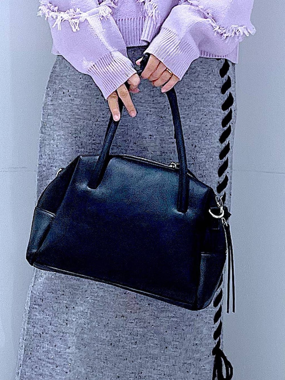 ブラック系のボストンバッグ、グレー系のスカート、ブラック系のブーツを着用したレディースの冬コーディネートの9枚目の写真