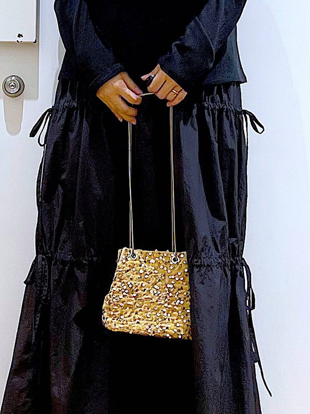 ブラウン系のベスト、ベージュ系のショルダーバッグ、ブラック系のTシャツ/カットソーを着用したレディースの秋コーディネートの9枚目の写真