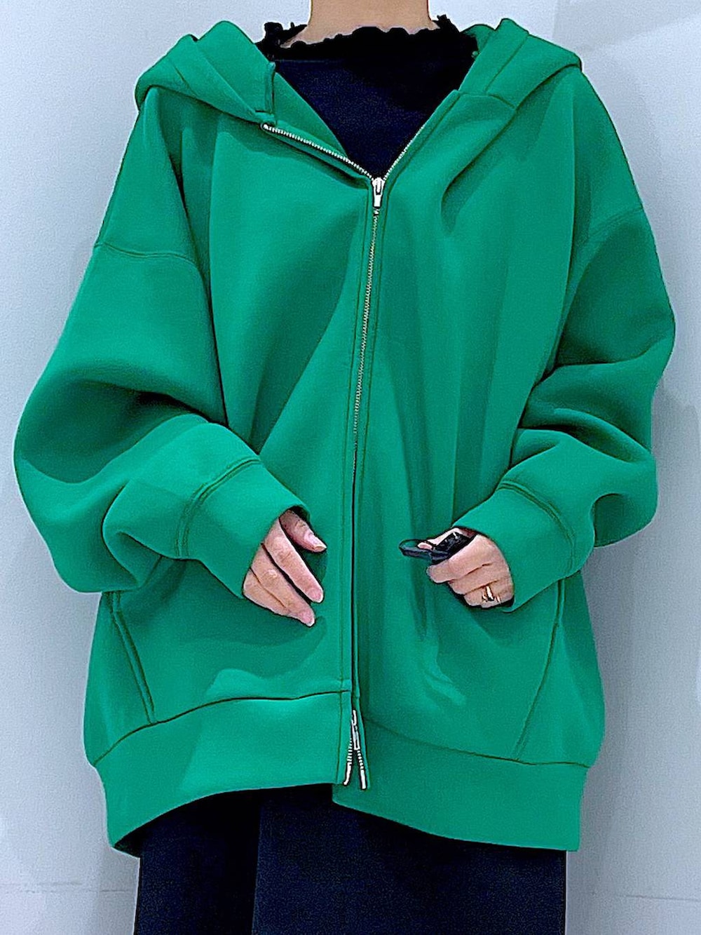 ブラック系のスカート、ブラック系のサンダル、ブラック系のショルダーバッグを着用したレディースの冬コーディネートの7枚目の写真