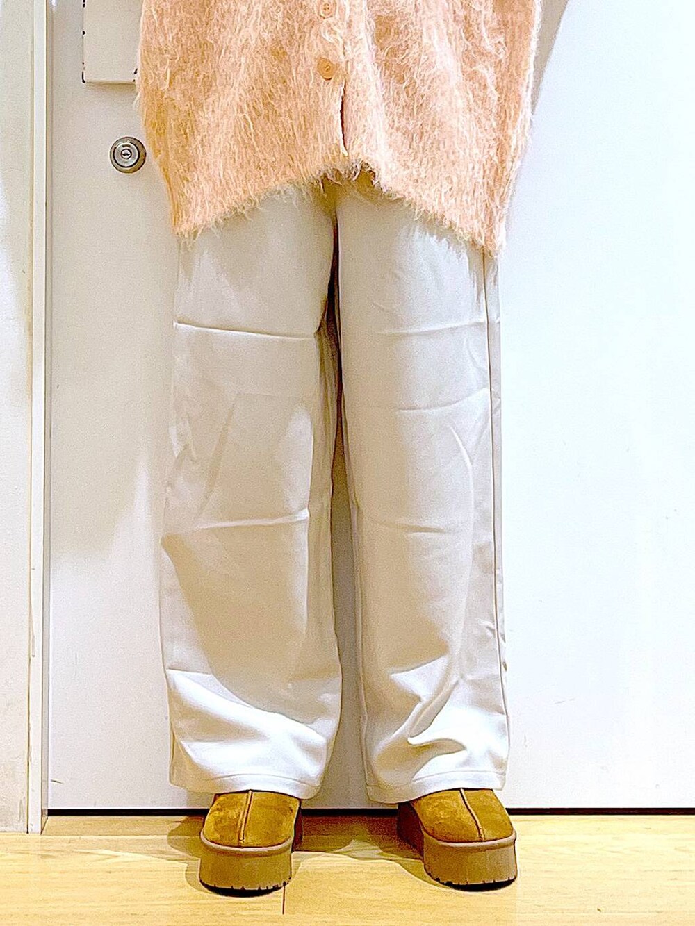 ピンク系のカーディガン/ボレロ、ホワイト系のショルダーバッグ、ホワイト系のTシャツ/カットソーを着用したレディースの冬コーディネートの8枚目の写真