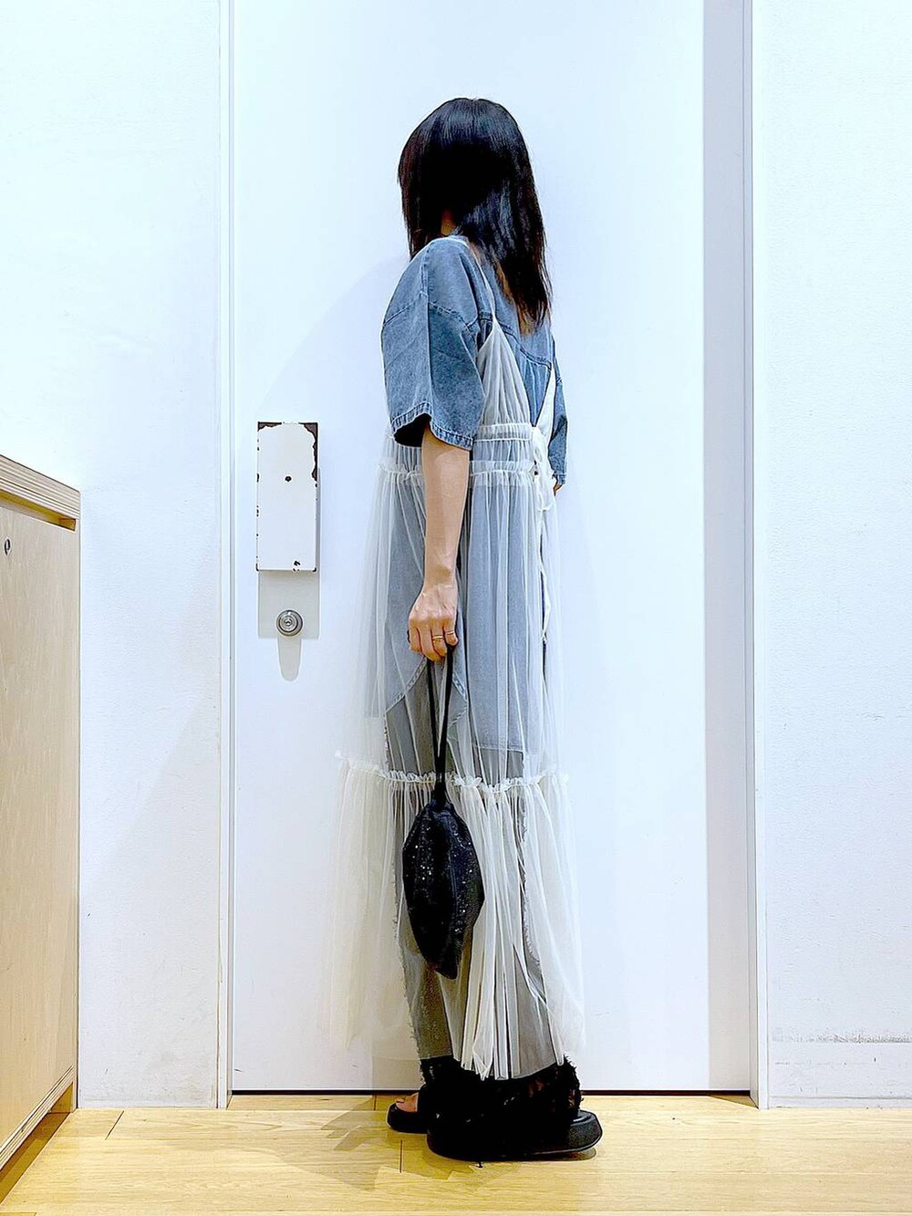 ホワイト系のワンピース、ブラック系のサンダル、ブラック系のその他パンツを着用したレディースの夏コーディネートの3枚目の写真