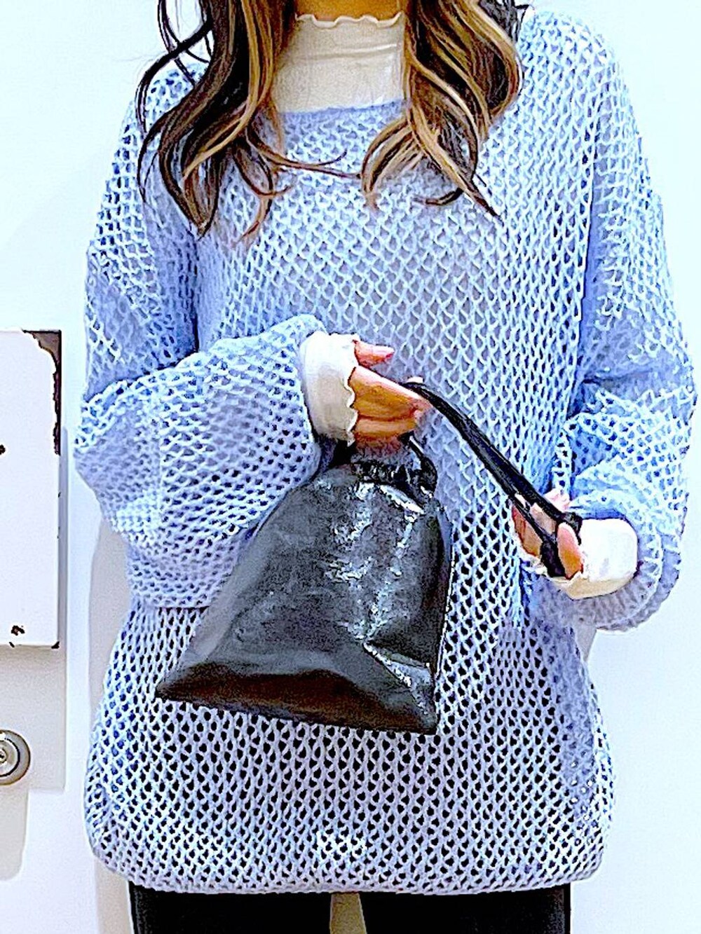 グレー系のデニムパンツ、ホワイト系のTシャツ/カットソー、ブルー系のニット/セーターを着用したレディースの冬コーディネートの9枚目の写真