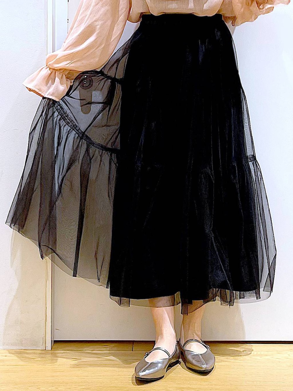 ブラック系のスカート、ブラック系のショルダーバッグ、その他のパンプスを着用したレディースの春コーディネートの8枚目の写真