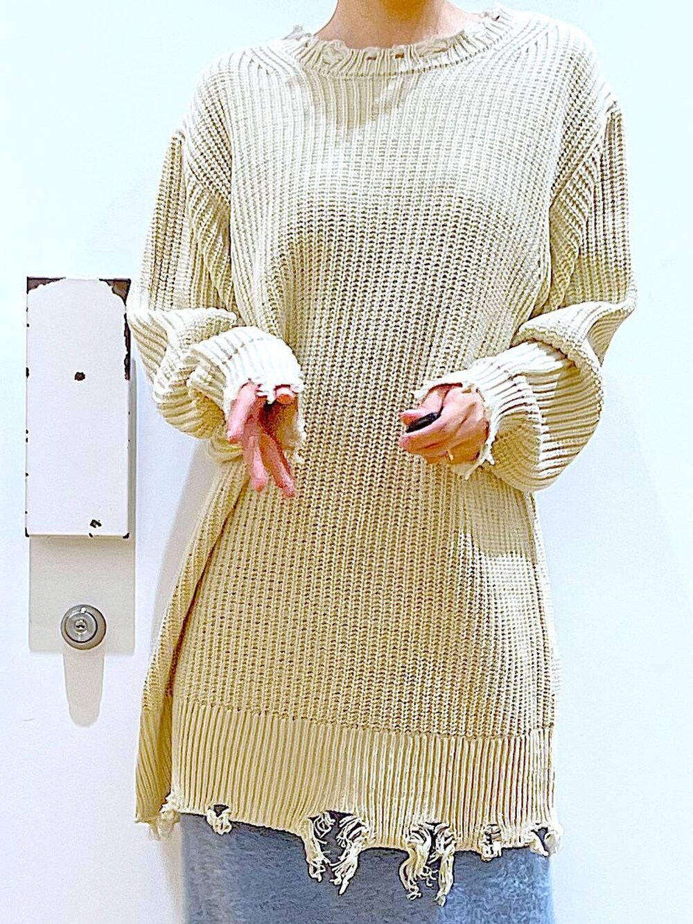 ベージュ系のブーツ、その他のトートバッグ、ブルー系のスカートを着用したレディースの冬コーディネートの7枚目の写真