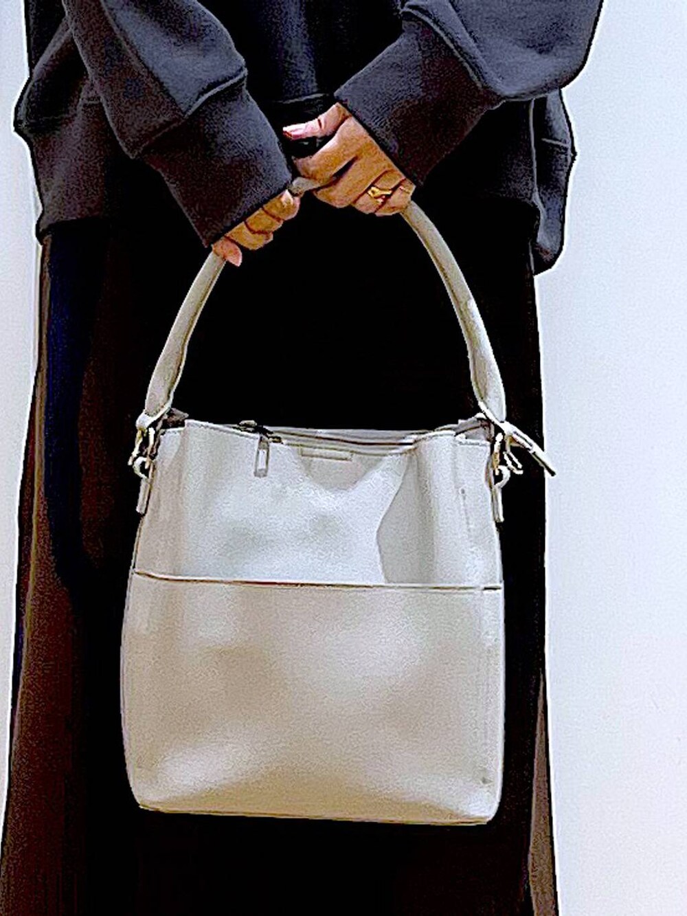 ブラウン系のスカート、グレー系のショルダーバッグ、ベージュ系のブーツを着用したレディースの冬コーディネートの9枚目の写真