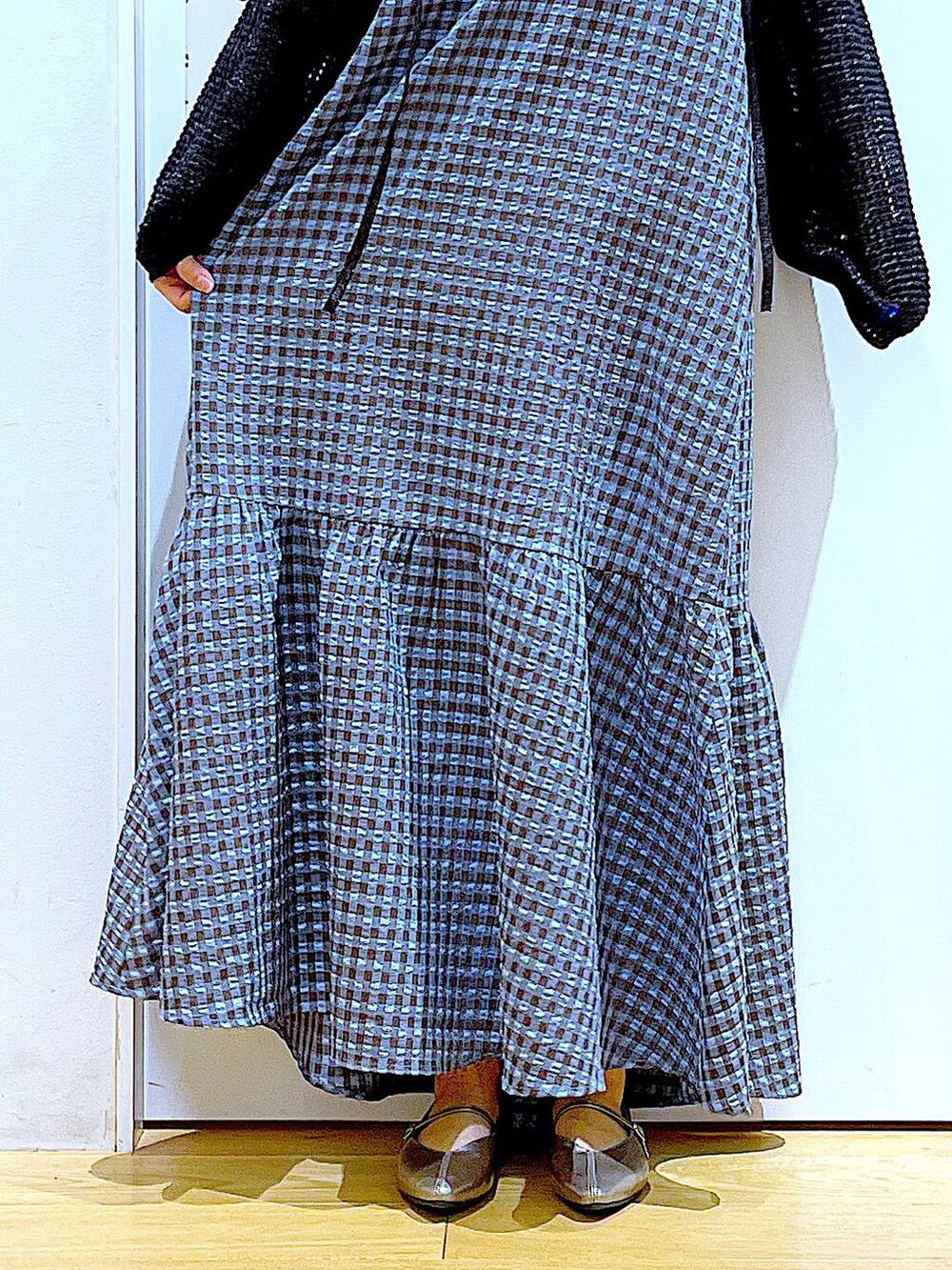 ブルー系のワンピース、ブラック系のカーディガン/ボレロ、その他のパンプスを着用したレディースの春コーディネートの8枚目の写真