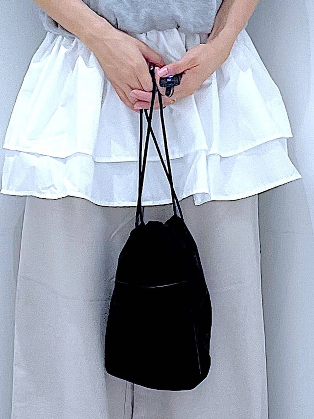 ベージュ系のその他パンツ、ブラック系のローファー、ブラック系のショルダーバッグを着用したレディースの秋コーディネートの9枚目の写真