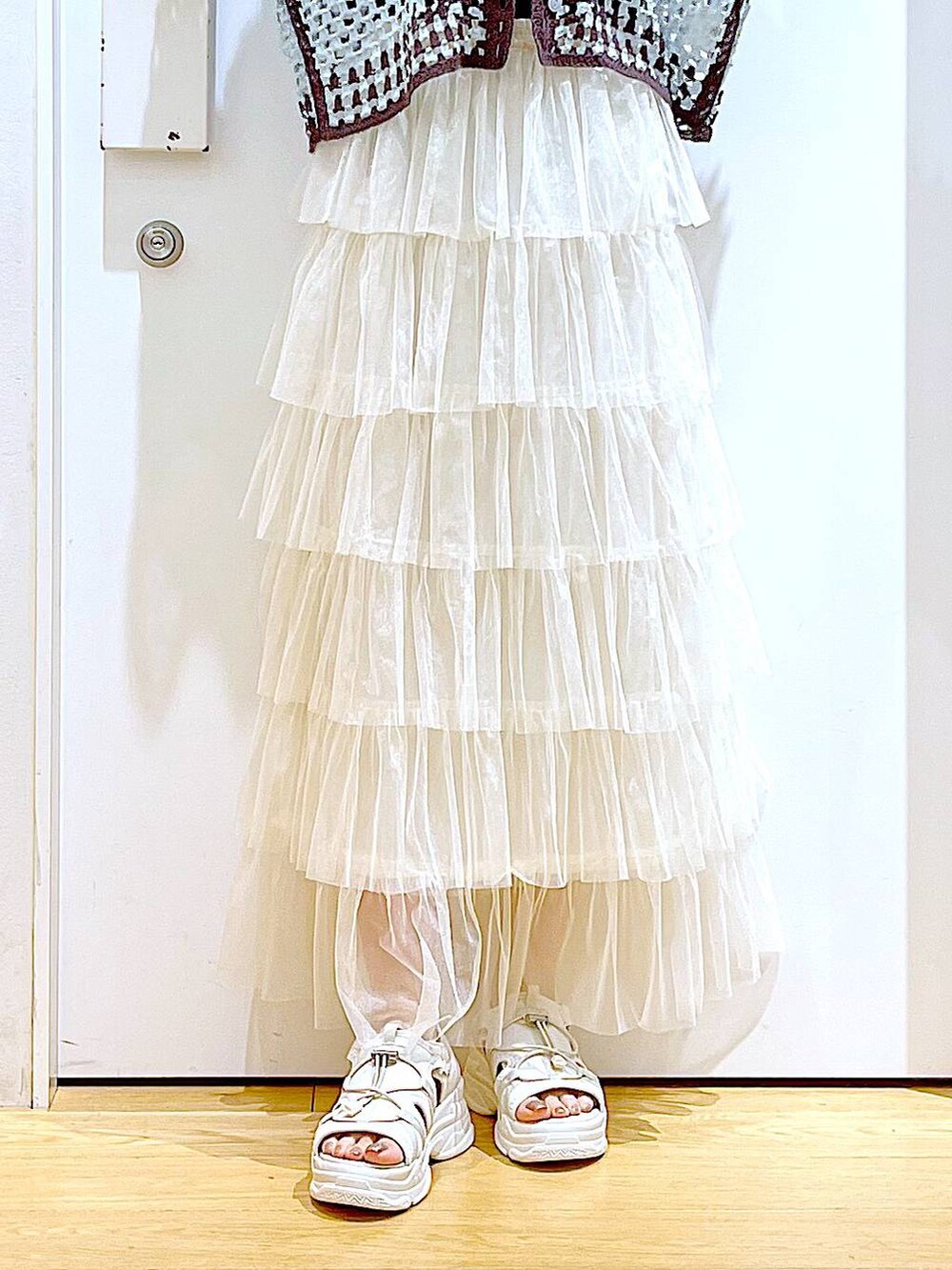 ホワイト系のサンダル、グリーン系のカーディガン/ボレロ、グレー系のトートバッグを着用したレディースの夏コーディネートの8枚目の写真