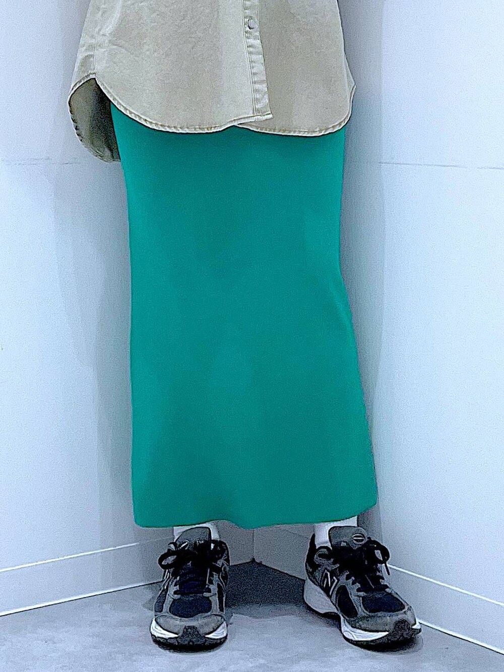 ホワイト系のショルダーバッグ、ベージュ系のシャツ/ブラウス、グリーン系のスカートを着用したレディースの春コーディネートの8枚目の写真