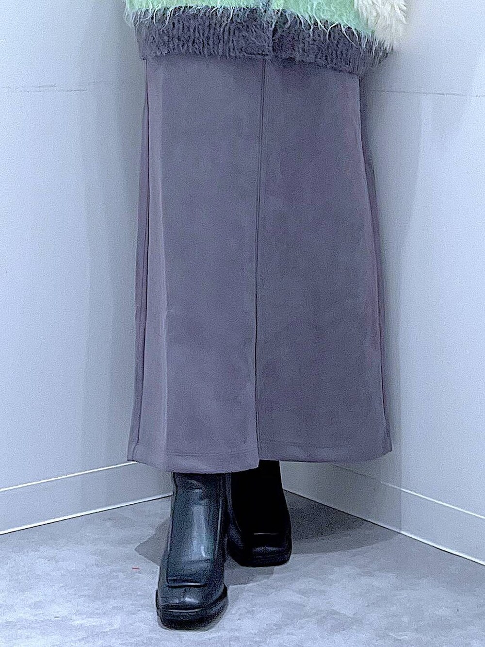 グリーン系のカーディガン/ボレロ、ブラック系のブーツ、ホワイト系のショルダーバッグを着用したレディースの冬コーディネートの8枚目の写真