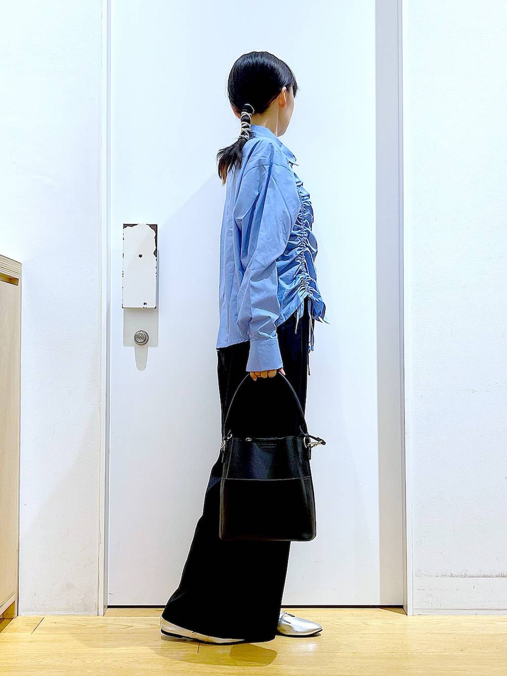 シルバー系のパンプス、ブラック系のショルダーバッグ、ブラック系のその他パンツを着用したレディースの秋コーディネートの4枚目の写真