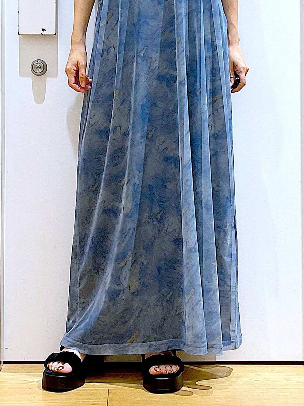 ブラック系のサンダル、ブラック系のその他パンツ、ホワイト系のトートバッグを着用したレディースの夏コーディネートの8枚目の写真