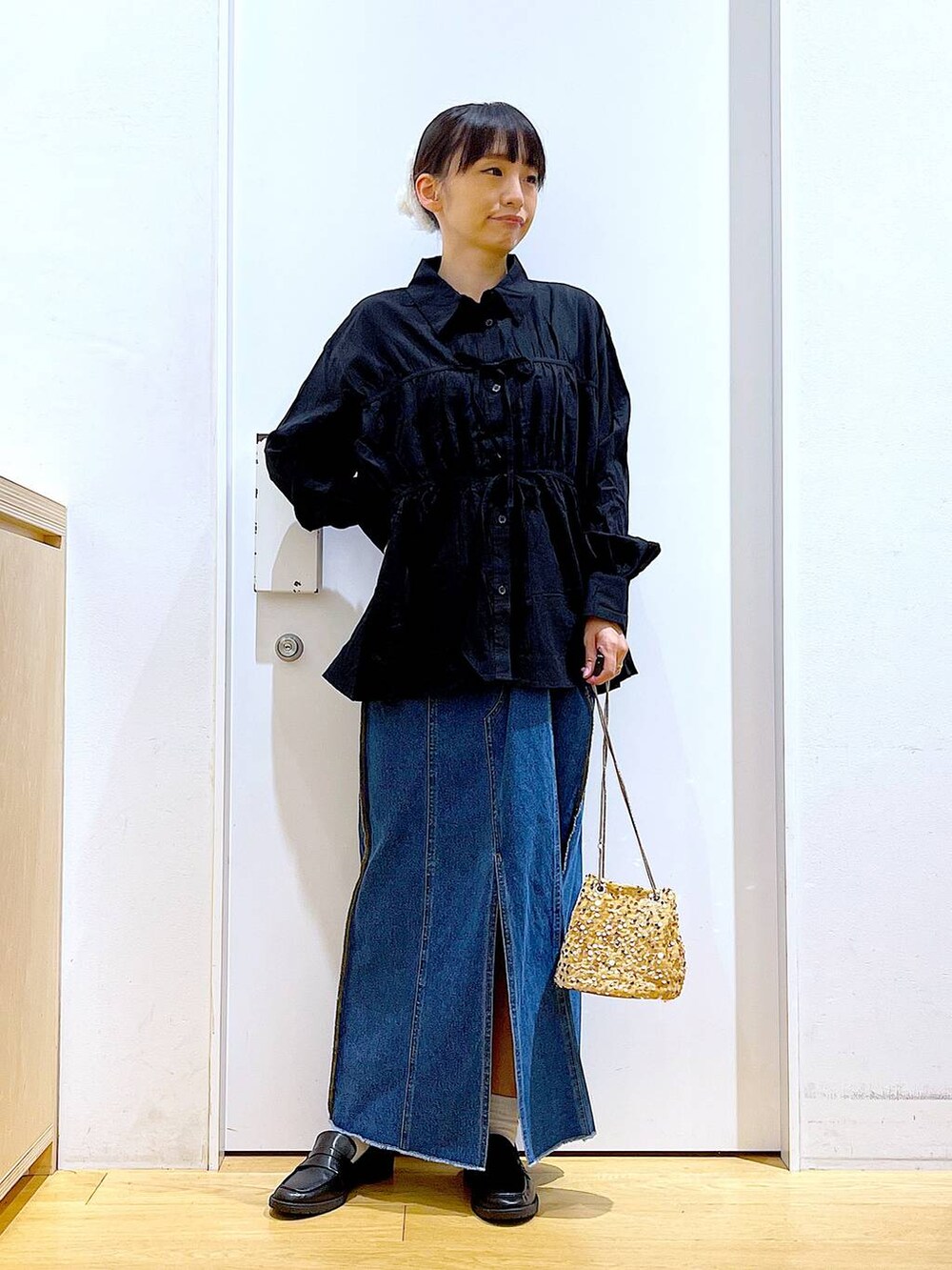 ベージュ系のショルダーバッグ、ブラック系のローファー、ブラック系のシャツ/ブラウスを着用したレディースの秋コーディネートの2枚目の写真