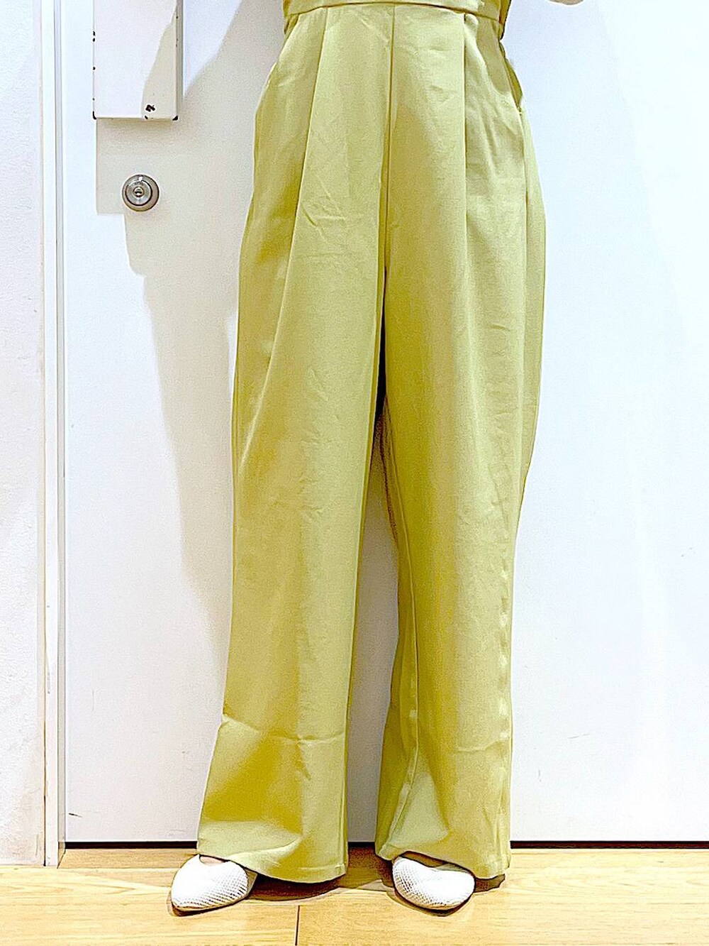 その他のトートバッグ、ホワイト系のパンプス、イエロー系のサロペット/オーバーオールを着用したレディースの春コーディネートの8枚目の写真