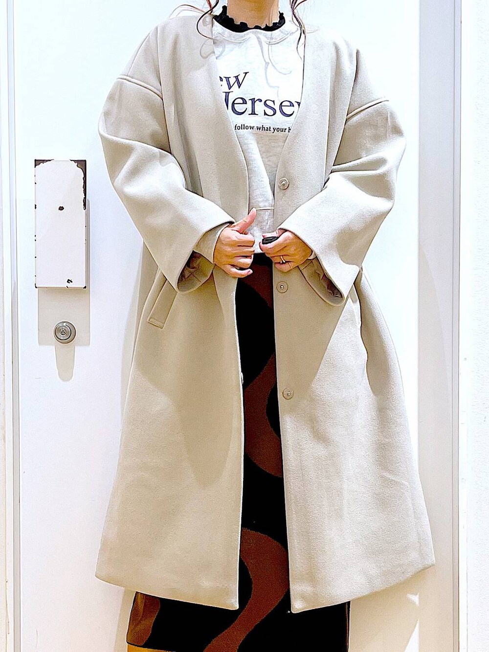 「リラックス、若見え、ゆったり、休日コーデ、骨格ウェーブ、LAKOLE、冬コーデ、コート、アウター、スウェット、スカート、カジュアル、ベーシック/シンプル、体型カバー、ブーツ」｜「LAKOLEのメロウタートルインナー / 961223（Tシャツ/カットソー、ブラック系）」を使った、あおき@LAKOLE海老名さん（レディース・156cm）の冬コーディネートの7枚目の写真