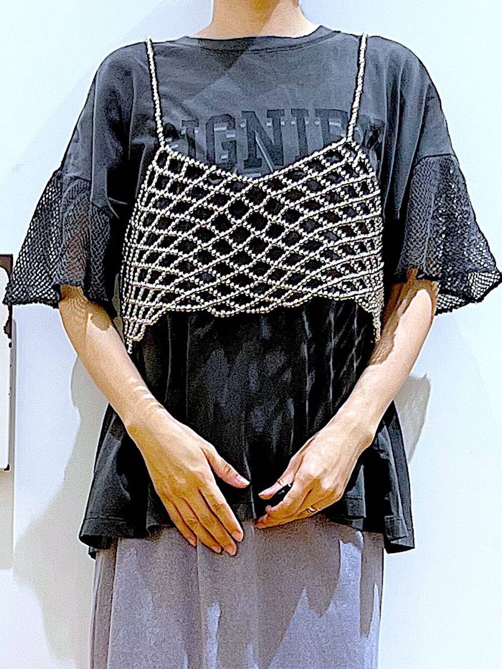 パープル系のスカート、ブラック系のサンダル、ブラック系のトートバッグを着用したレディースの夏コーディネートの7枚目の写真