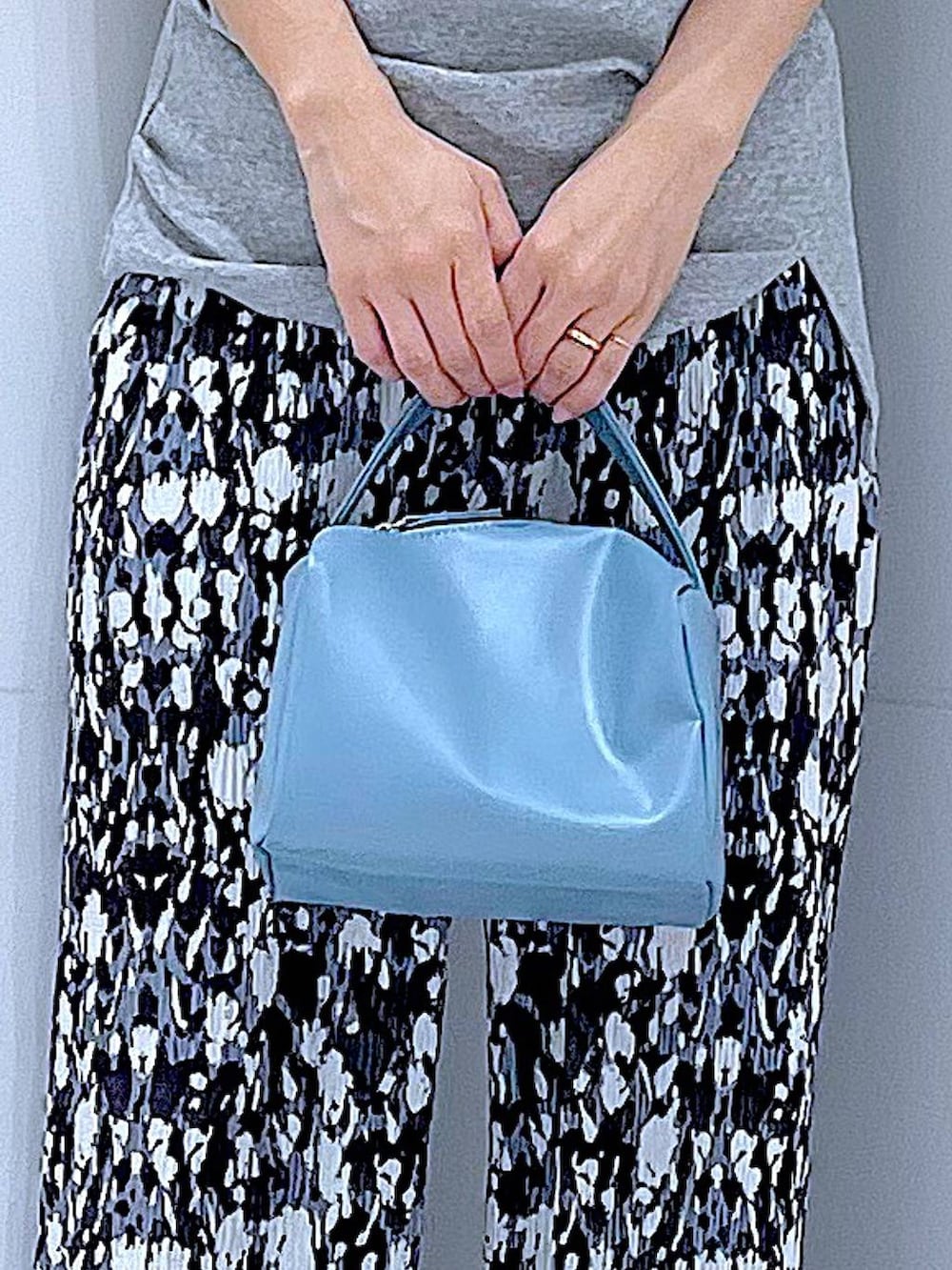 ブルー系のショルダーバッグ、ブラック系のスニーカー、その他のその他パンツを着用したレディースの春コーディネートの9枚目の写真