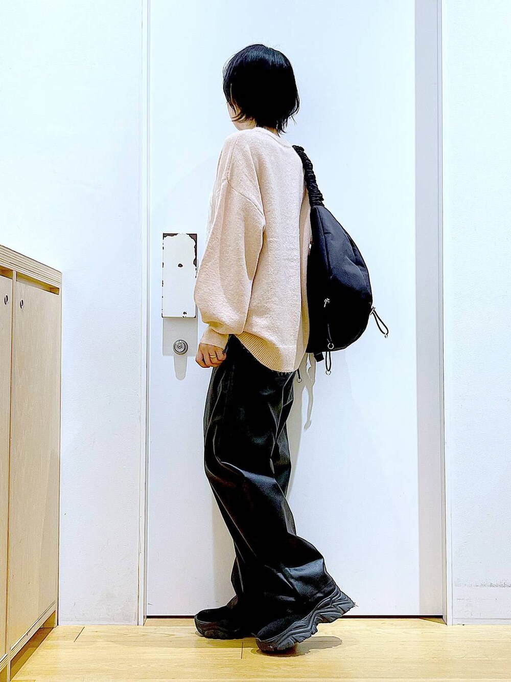 ブラック系のショルダーバッグ、ブラック系のブーツ、ブラック系のその他パンツを着用したレディースの冬コーディネートの3枚目の写真