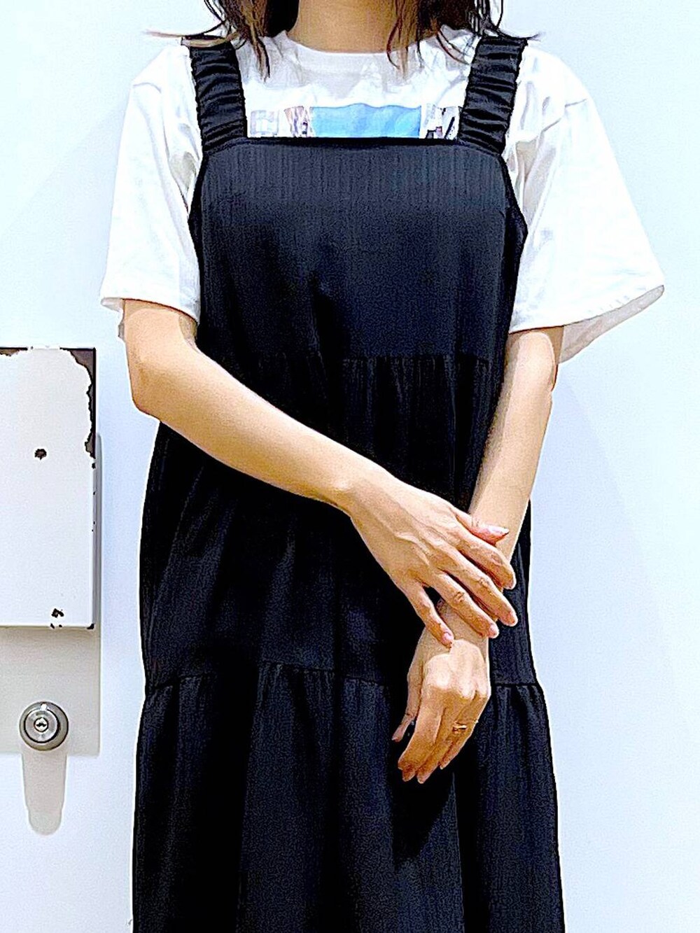 ブラック系のサンダル、グレー系のトートバッグ、ホワイト系のTシャツ/カットソーを着用したレディースの夏コーディネートの7枚目の写真