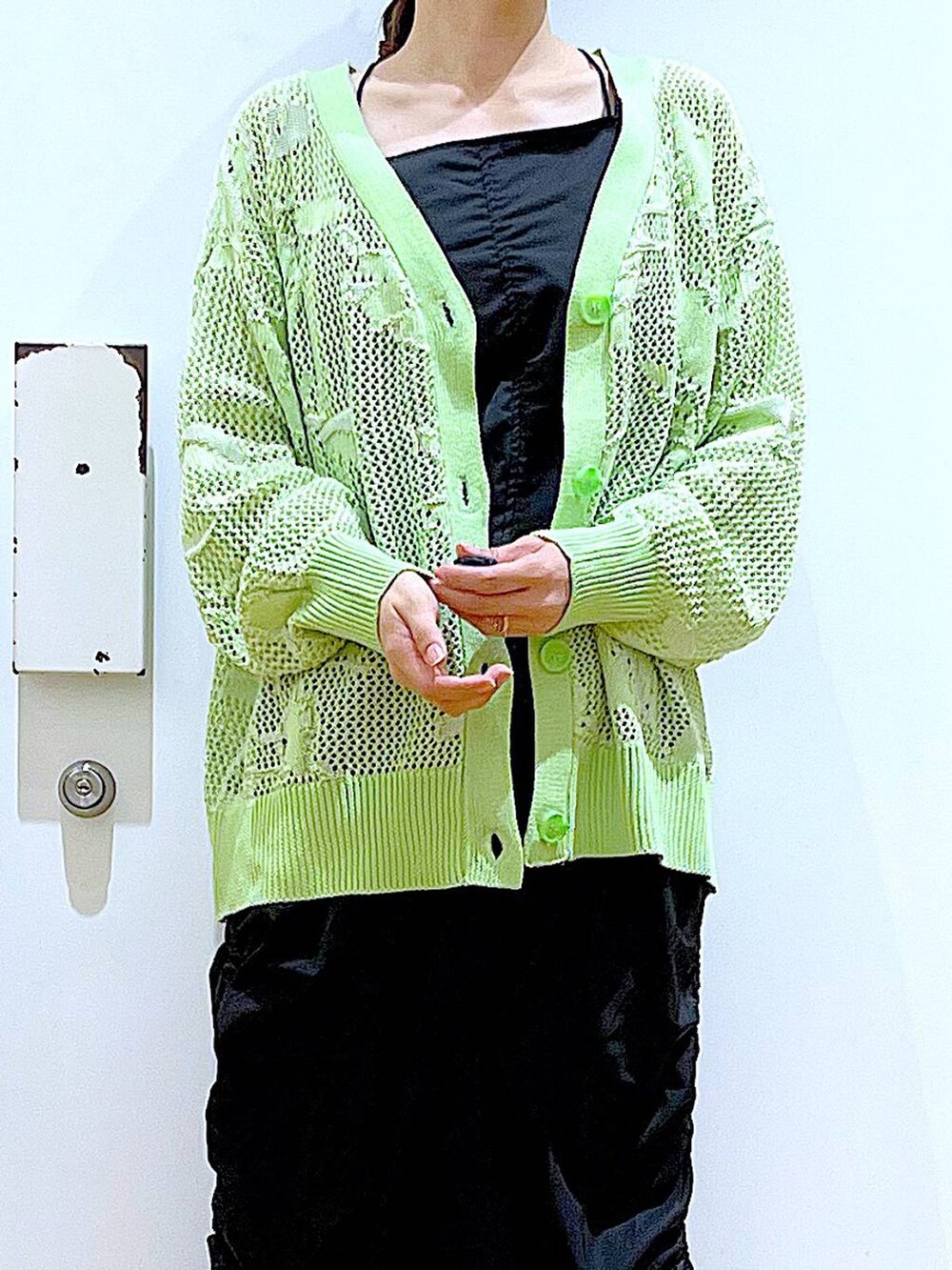 ブラック系のショルダーバッグ、ブラック系のパンプス、ブラック系のワンピースを着用したレディースの春コーディネートの7枚目の写真