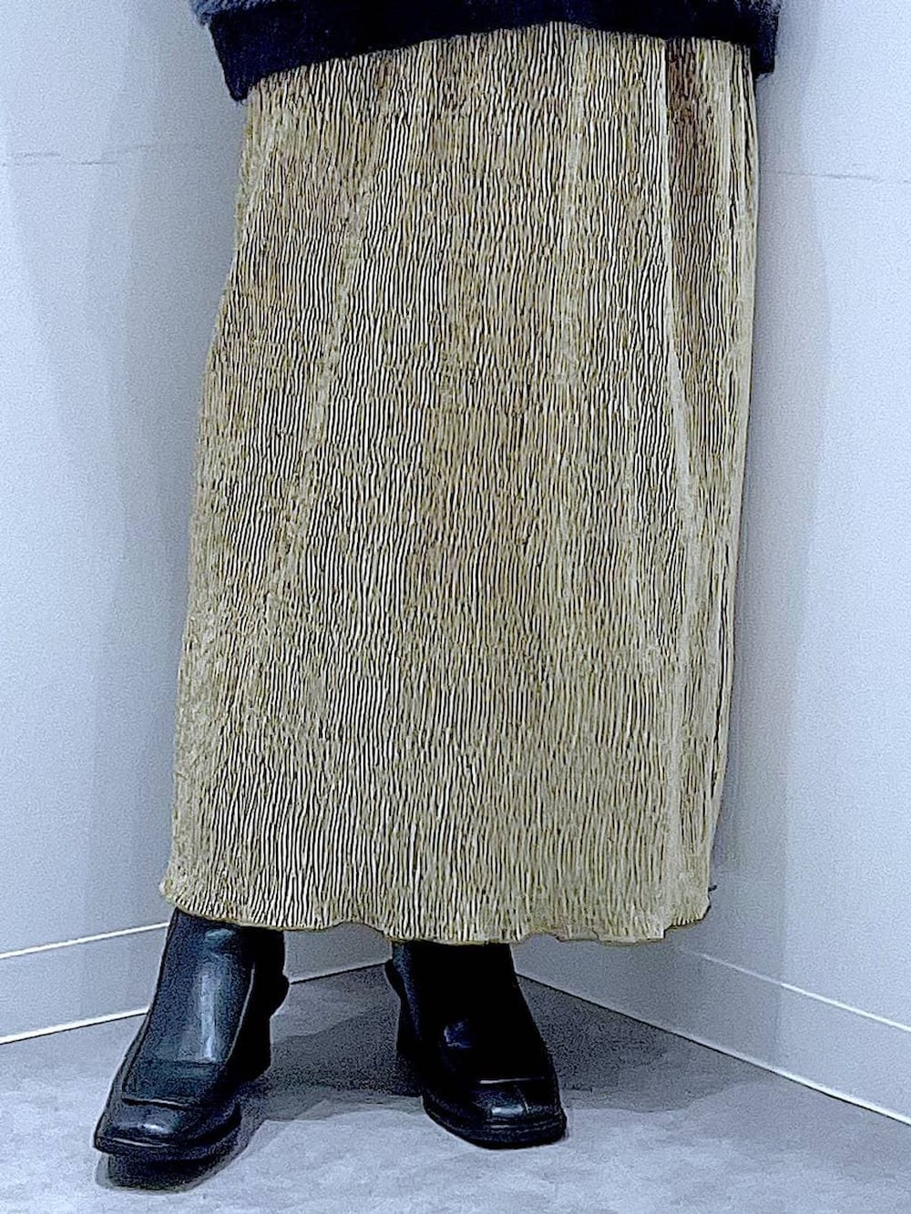 グレー系のニット/セーター、ブラック系のブーツ、ブラック系のショルダーバッグを着用したレディースの冬コーディネートの8枚目の写真